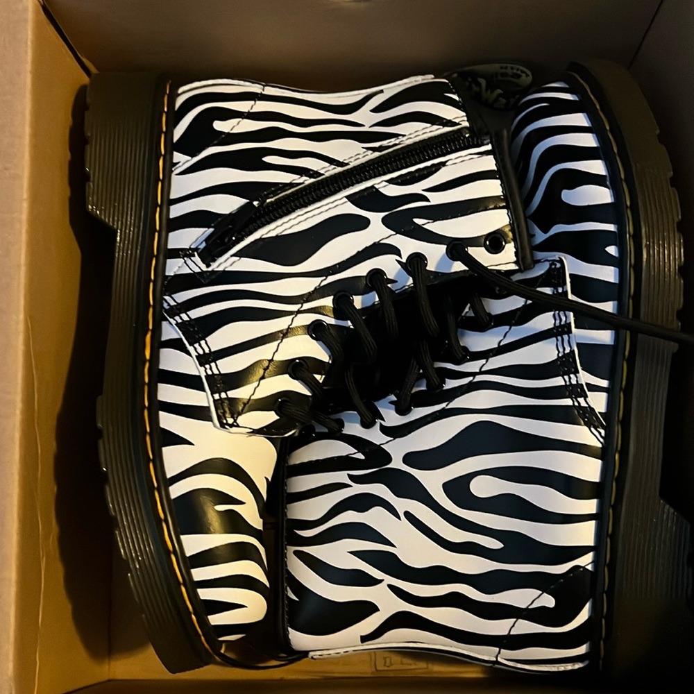 1460 Youth Zebra. DrMartens.